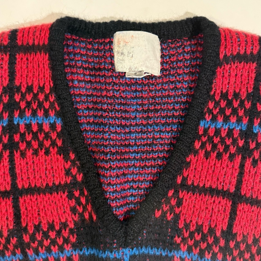 Vintage Cozy Plaid Sweater Vest Red Black Blue V-Neck Sweater Small - Picture 3 of 8